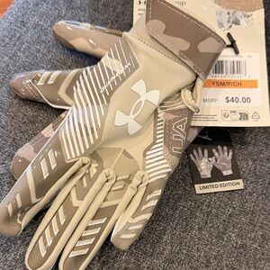 Under Armour F9 Nitro  Football Gloves   Glue Grip